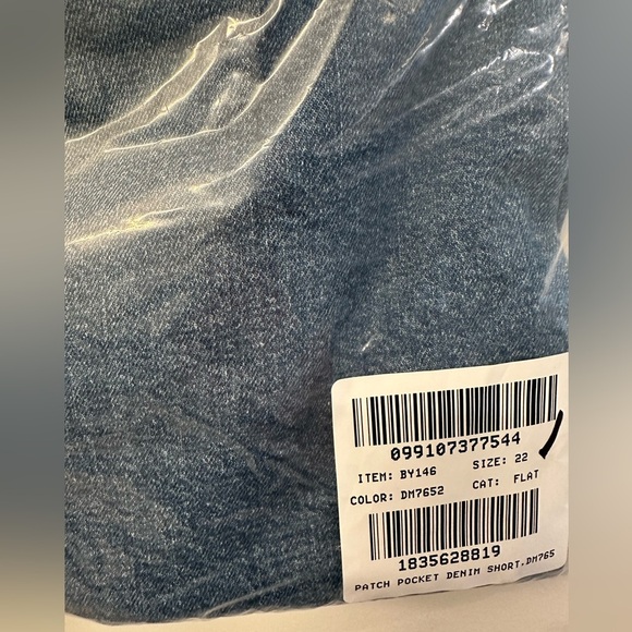 NWT! J.Crew Patch-pocket denim short in Hillside wash. Size 22. BY146 - Picture 5 of 5